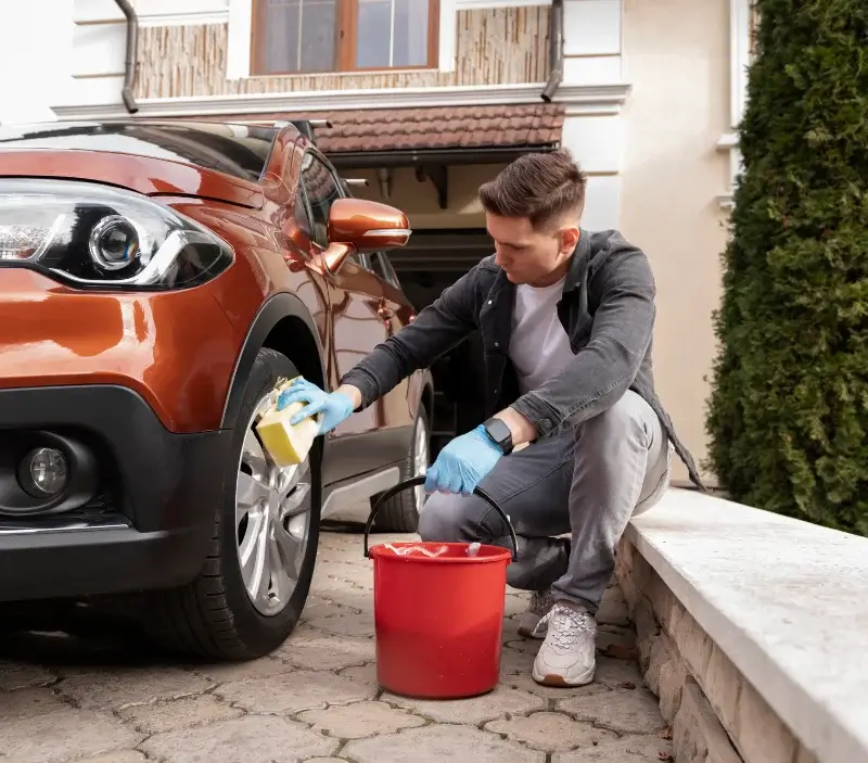 Lavage auto à domicile Petreto-Bicchisano : professionnel intervenant sur un véhicule